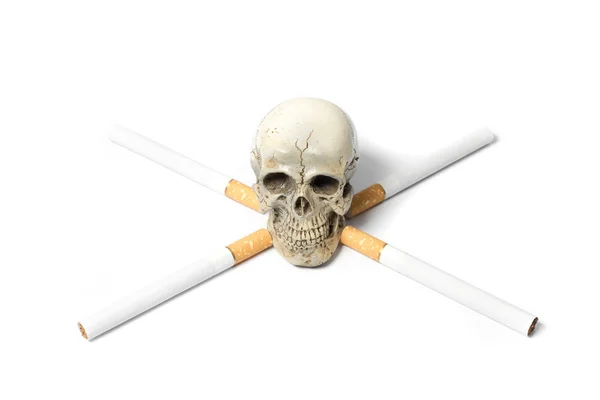 白地に死の頭蓋骨のタバコ — ストック写真