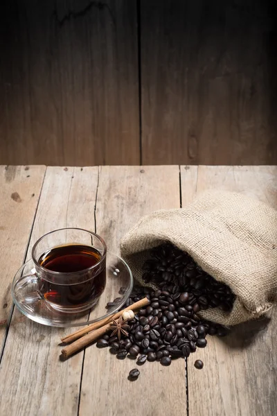 Filiżanka czarnej kawy na stół z drewna — Zdjęcie stockowe