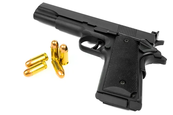 Pistola y bala aisladas en blanco — Foto de Stock