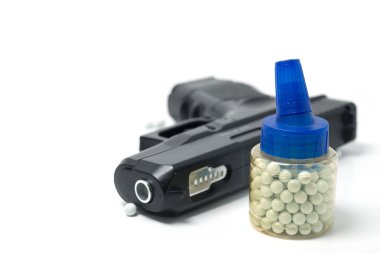 Beyaz izole airsoft tabanca ile beyaz toplar