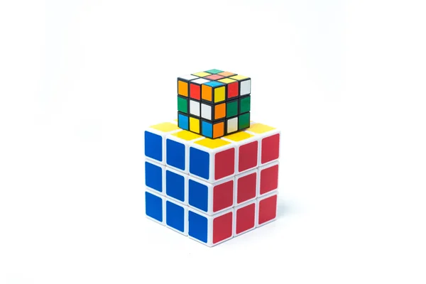 Chiangmai, tailândia- 14 de março de 2015: Cubo de Rubik em um ba branco — Fotografia de Stock