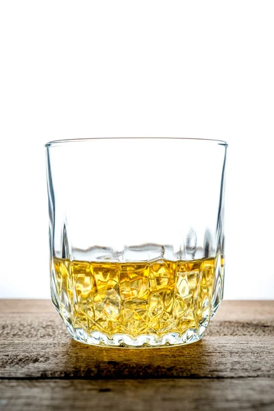Szkło whisky z kostkami lodu na drewniane Obraz Stockowy