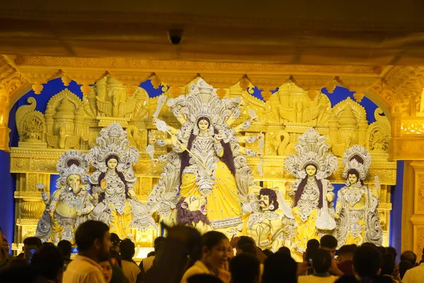 Dhanbad, Jharkhand, Hindistan, 09.09.2025: Görüntü, Hindistan 'daki Durga Puja festivali sırasında güzel dekore edilmiş pandalı ve putları gösteren bir anı yakalıyor.
