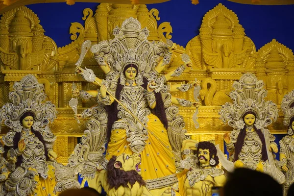 Dhanbad, Jharkhand, Hindistan, 09.09.2025: Görüntü, Hindistan 'daki Durga Puja festivali sırasında güzel dekore edilmiş pandalı ve putları gösteren bir anı yakalıyor.