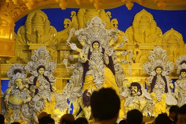 Dhanbad, Jharkhand, Hindistan, 09.09.2025: Görüntü, Hindistan 'daki Durga Puja festivali sırasında güzel dekore edilmiş pandalı ve putları gösteren bir anı yakalıyor.