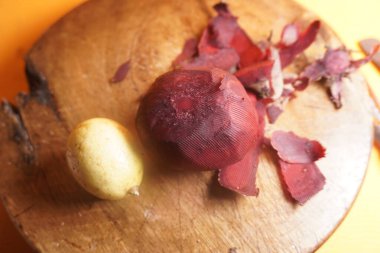 Bardaktaki taze kırmızı pancar suyu, besin değeri yüksek canlı renkler, organik pancarlardan yapılan sağlıklı detoks içeceği, ferahlatıcı ve enerji verici doğal içecekler..