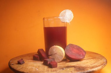 kırmızı şarap ve bir bardak meyve suyu.