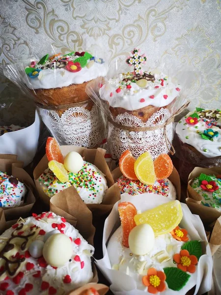 Gâteau de Pâques fête table de célébration réglage décoration traditionnelle et friandises. Joyeuses vacances de Pâques sur la table repas collation extérieur vue supérieure copier espace nourriture fond rustique — Photo