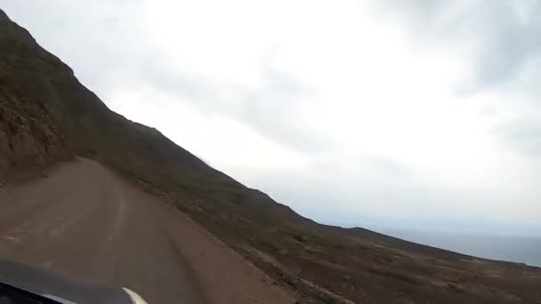 Zaman Aşımı Fuerteventura Deniz Kenarındaki Kıvrımlı Dağ Yolunda Sürüş — Stok video