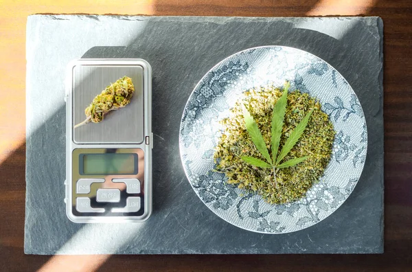 Bandeja Com Maconha Balança Digital Com Broto Cannabis Vista Superior — Fotografia de Stock