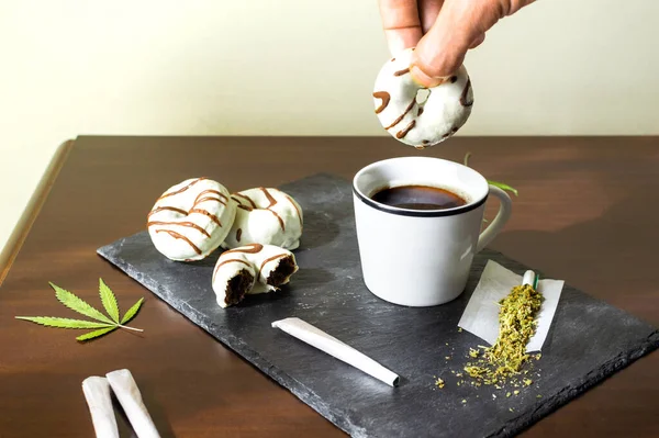 Esrar Tatlılar Marihuana Eklemli Tepsi Küçük Bir Çöreği Kahveye Batıran — Stok fotoğraf