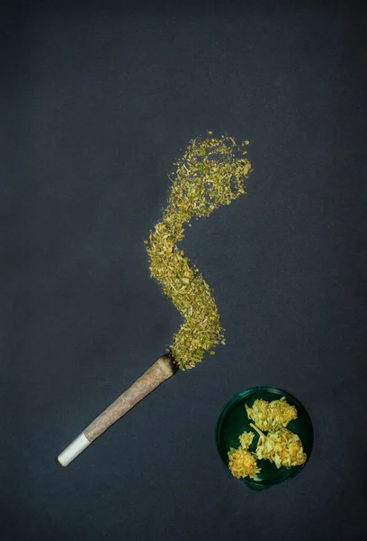 Esrardan yapılmış duman ve siyah arka planda kopyalanmış ot tomurcukları. Kavramsal marihuana geçmişi.