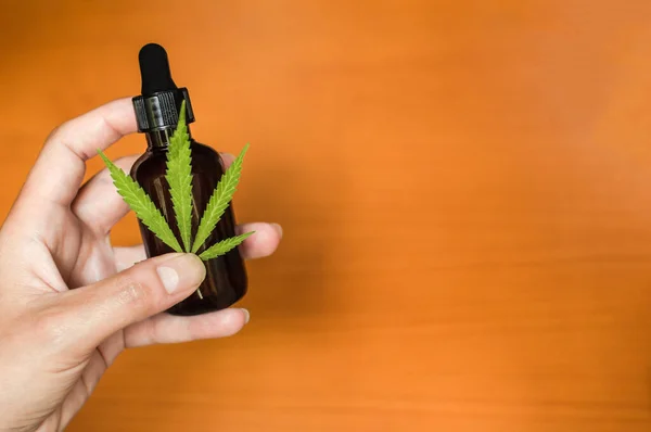 Hand Holding Marijuana Leaf Bottle Cbd Tincture Extract Made Cannabis — Stock Photo, Image