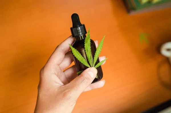 Hand Holding Marijuana Leaf Bottle Cbd Oil Powerful Extract Cannabis — Stock Photo, Image