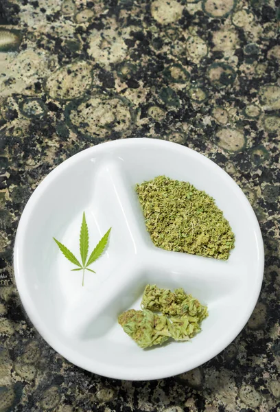Widok Góry Tacki Zmiażdżoną Marihuaną Pączkami Marihuany Liściem Marmurowym Stole — Zdjęcie stockowe