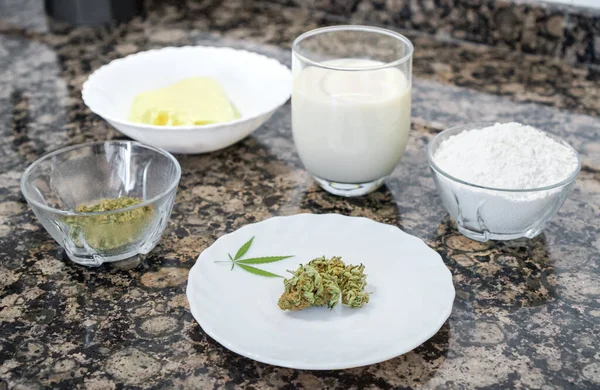 Vaření Marihuanou Stůl Konopím Ingrediencemi Vaření — Stock fotografie