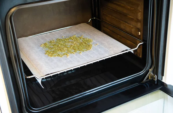 マリファナで料理する 大麻の芽を焼いて精神活性化効果を活性化させ 後で調理する — ストック写真