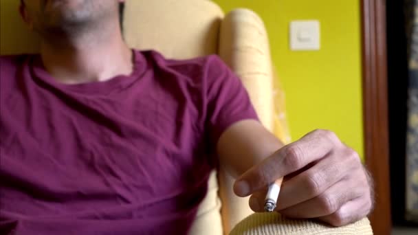 Άντρας Στο Σπίτι Αποκοιμιέται Ενώ Καπνίζει Έννοια Κινδύνου Πυρκαγιάς — Αρχείο Βίντεο