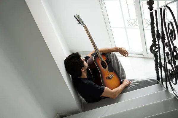 Pensativo Joven Escalera Toma Descanso Tocar Guitarra — Foto de Stock