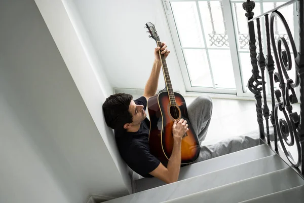 Desde Arriba Joven Macho Tocando Guitarra Acústica Mientras Está Sentado — Foto de Stock