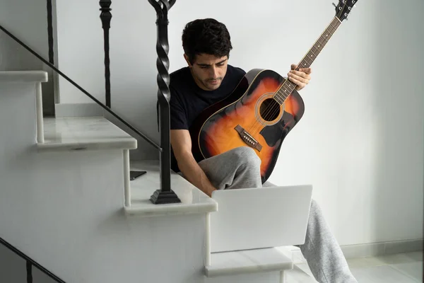 Joven Macho Con Guitarra Acústica Sentado Las Escaleras Viendo Video — Foto de Stock