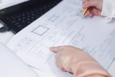 Kadın Mühendis Yapının Standardını Denetliyor