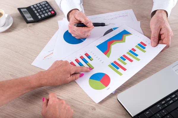 Discusión de gráficos de negocios —  Fotos de Stock