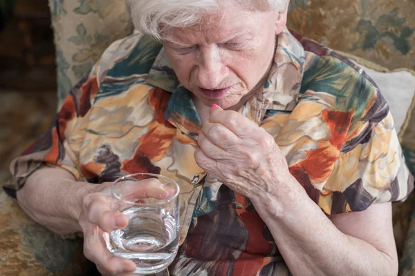 Vieille femme prenant des médicaments — Photo