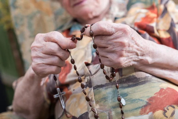 Öreg asszony imádkozik — Stock Fotó