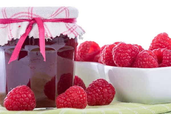 Tarro de mermelada de frambuesa con frambuesas frescas — Foto de Stock