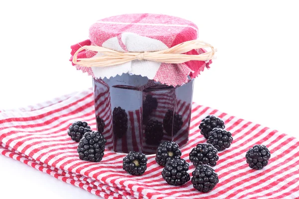 Brombeermarmelade mit frischen Brombeeren — Stockfoto