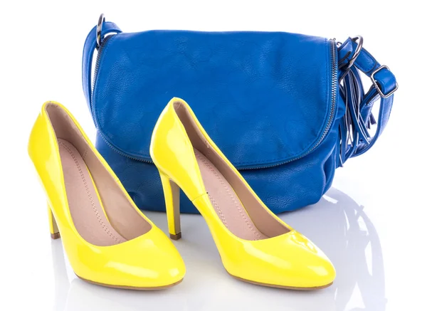Chaussures à talons hauts jaunes avec sac à main bleu — Photo