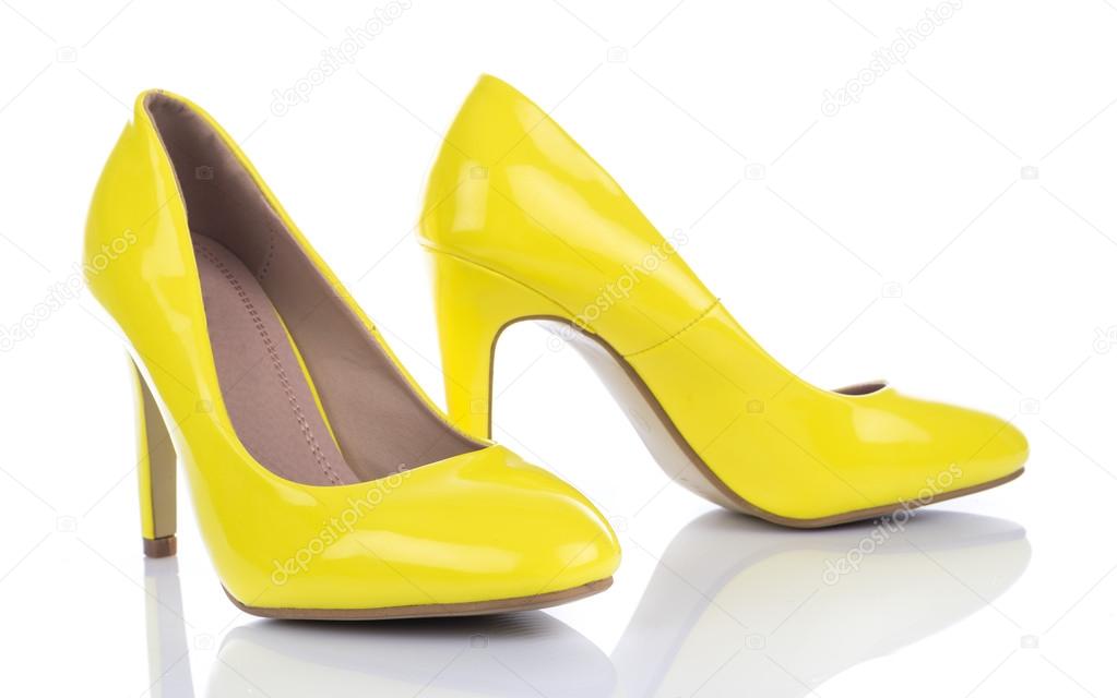 zapatos altos amarillos