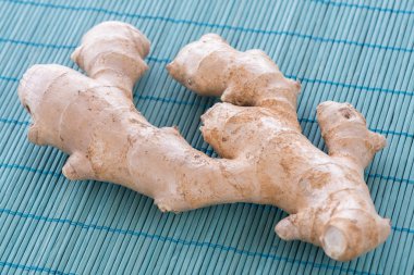 Zencefil kökü bir saman mat