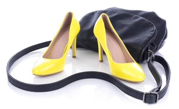 Zapatos de tacón alto amarillos con bolso negro —  Fotos de Stock