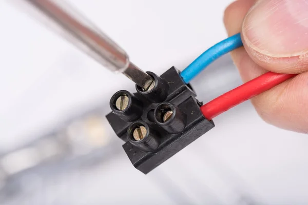 Un electricista trabajando —  Fotos de Stock