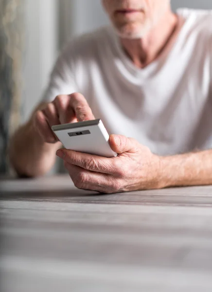 Een man met haar smartphone — Stockfoto