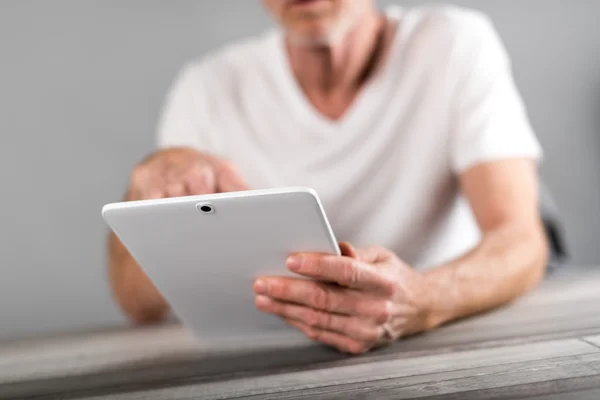 Un hombre con su tableta — Foto de Stock