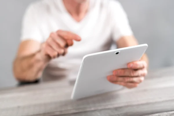 Een man met haar tablet — Stockfoto