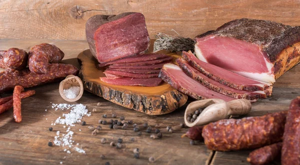 Carni affumicate e salumi — Foto Stock