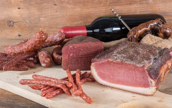 Wurst, Fleisch und Wein — Stockfoto