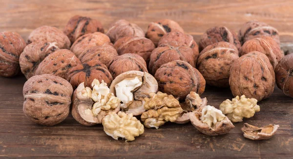 Open and fresh walnuts — Stock Photo, Image