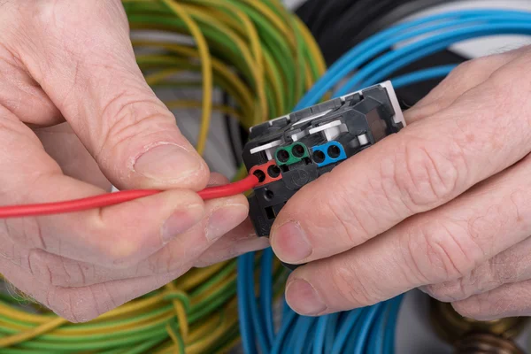 Un electricista trabajando — Foto de Stock