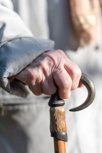 Старшая женщина держит трость — стоковое фото
