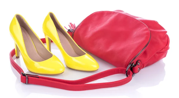Желтые туфли на высоких каблуках с розовой сумкой — стоковое фото