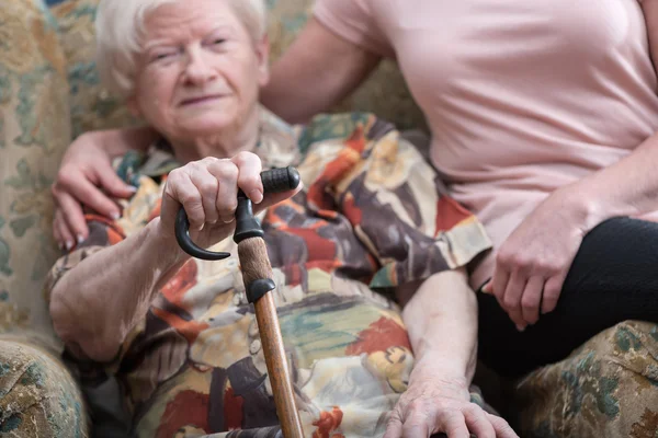 Segítségnyújtás, az idősek — Stock Fotó
