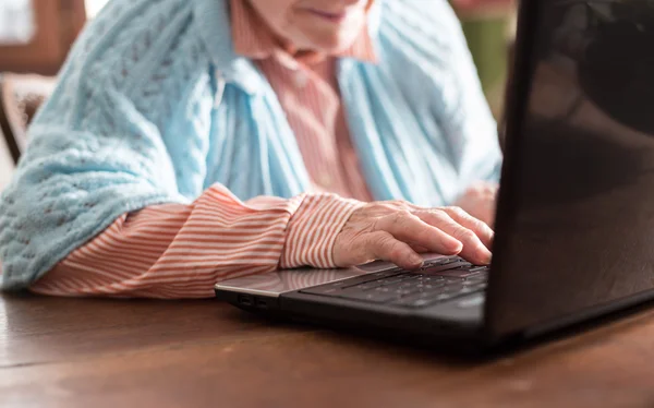 Vieille femme utilisant un ordinateur portable — Photo