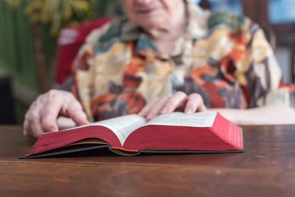 Mulher velha lendo um livro — Fotografia de Stock