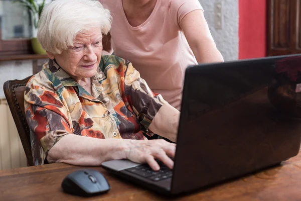 Training of an old person to new technologies — Stock Photo, Image
