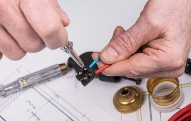 bir elektrikçi iş başında